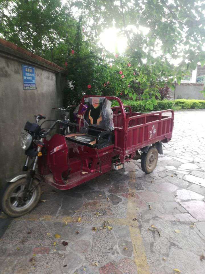 三轮车拉货
