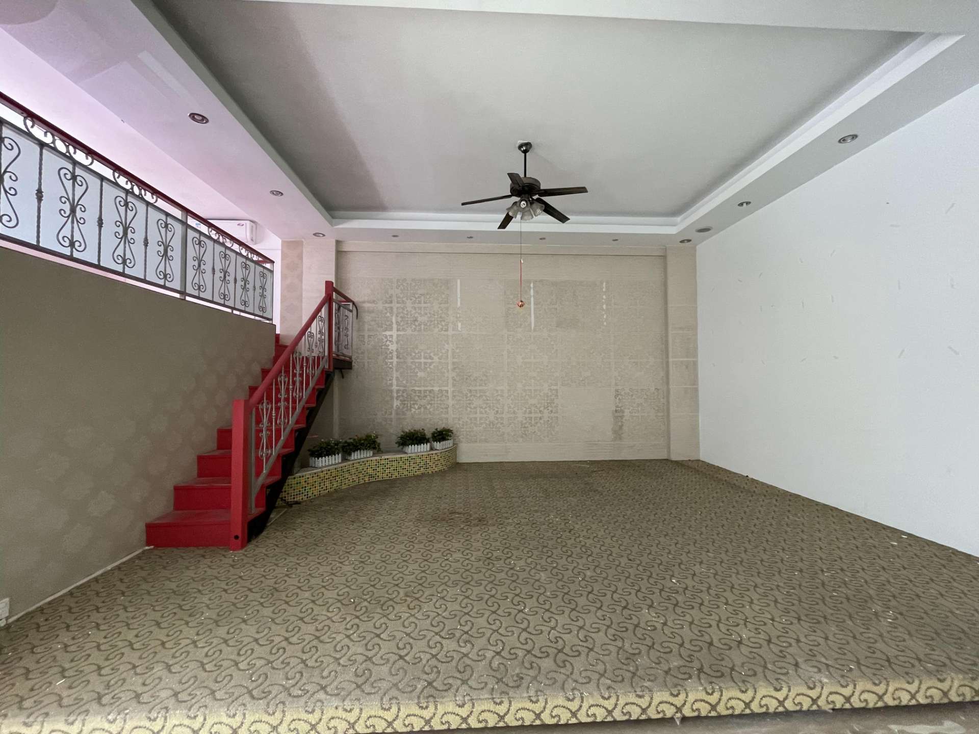市中心北京路宁春城对面，黄金一线商铺出租。