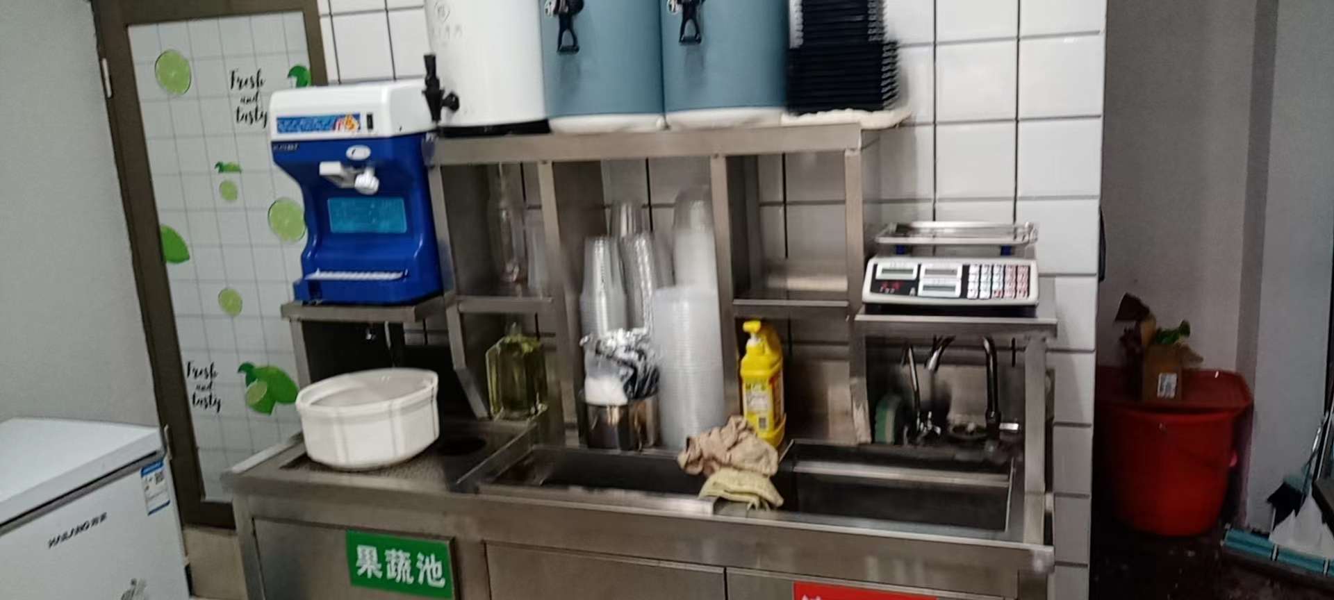 低价出售一批九点五成新奶茶店设备