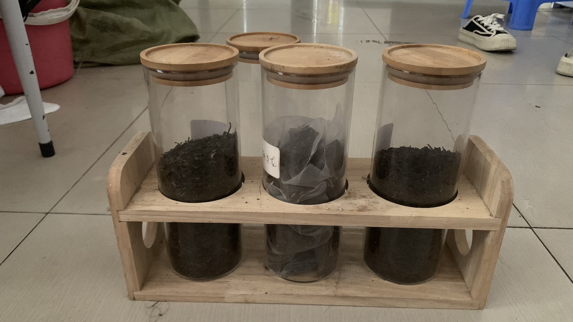 奶茶杯设备，奶茶杯盖，奶茶摆放茶叶罐，搅拌机，雪克壶，量杯，量筒便宜出。17807793628，地点西藏路