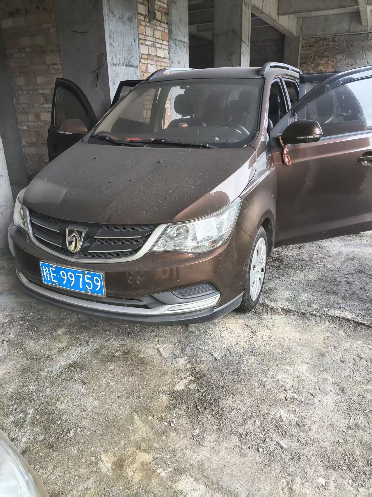2020款宝骏730手动家用车