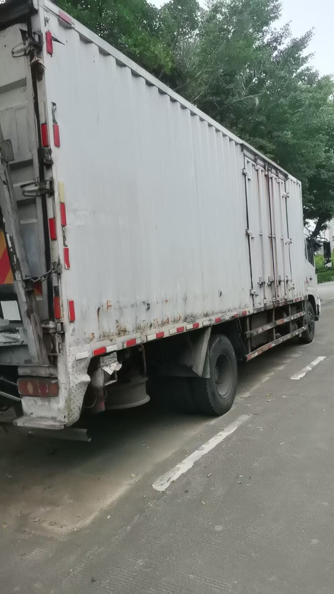 7.6米货箱带尾板货车