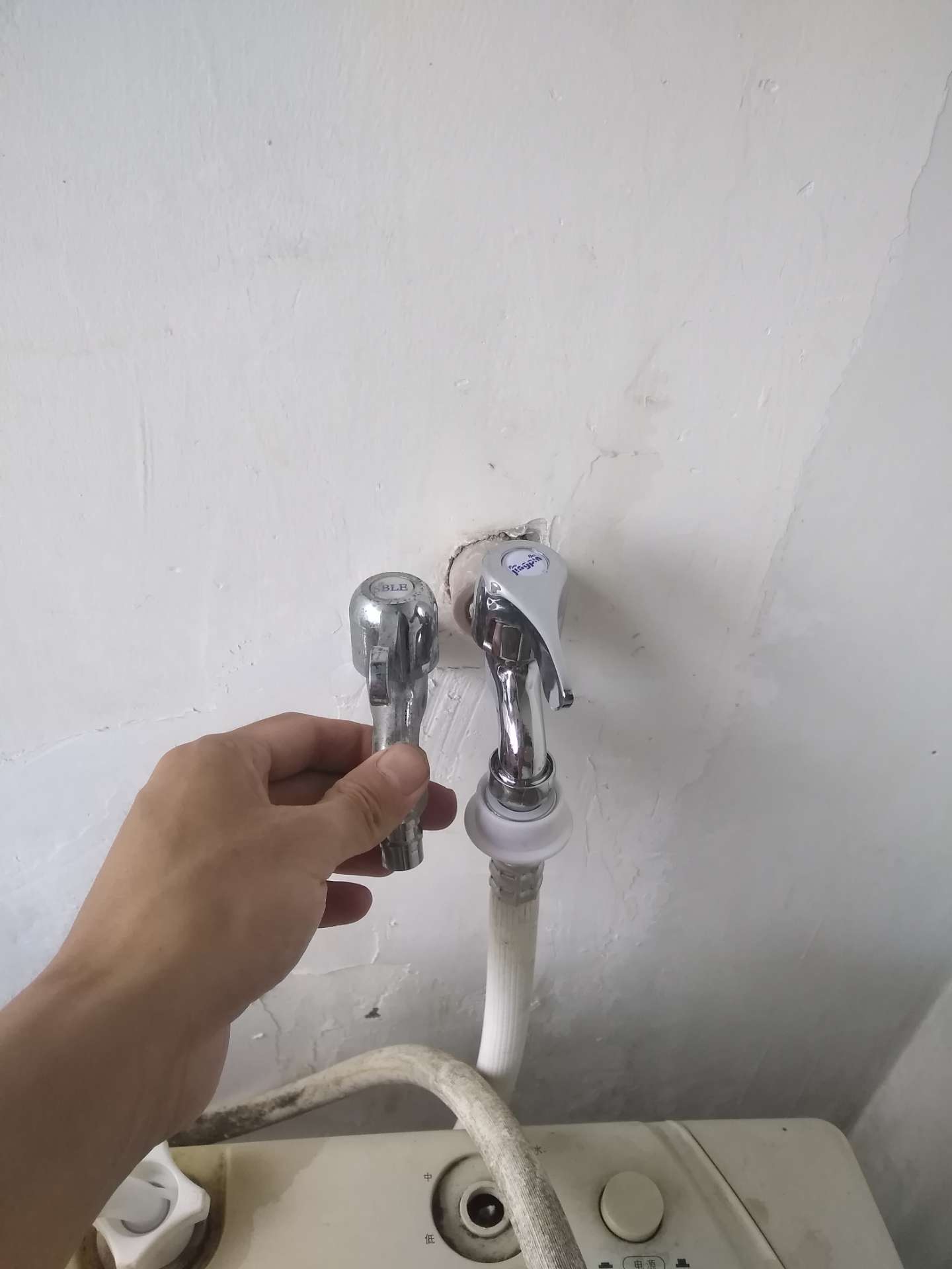专业上门更换一半断在里面的水龙头及角阀欢迎来电!