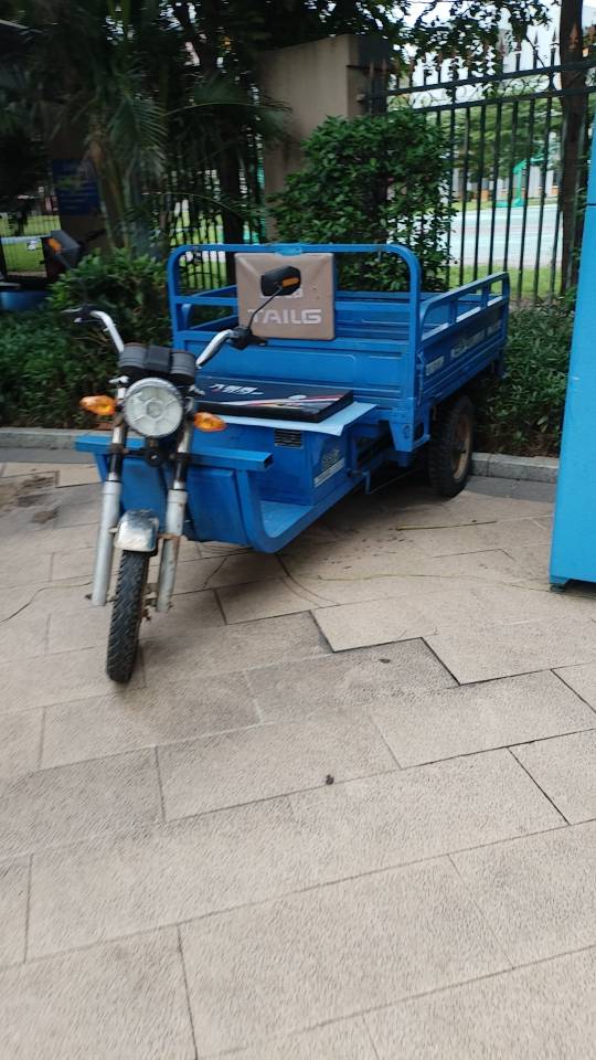 北部湾广场三轮车搬家拉货
