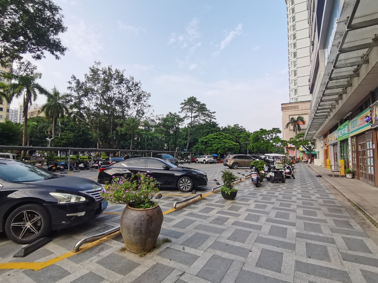 大润发第五街上下两层 80临街底商,带吧台停车方便随时可看