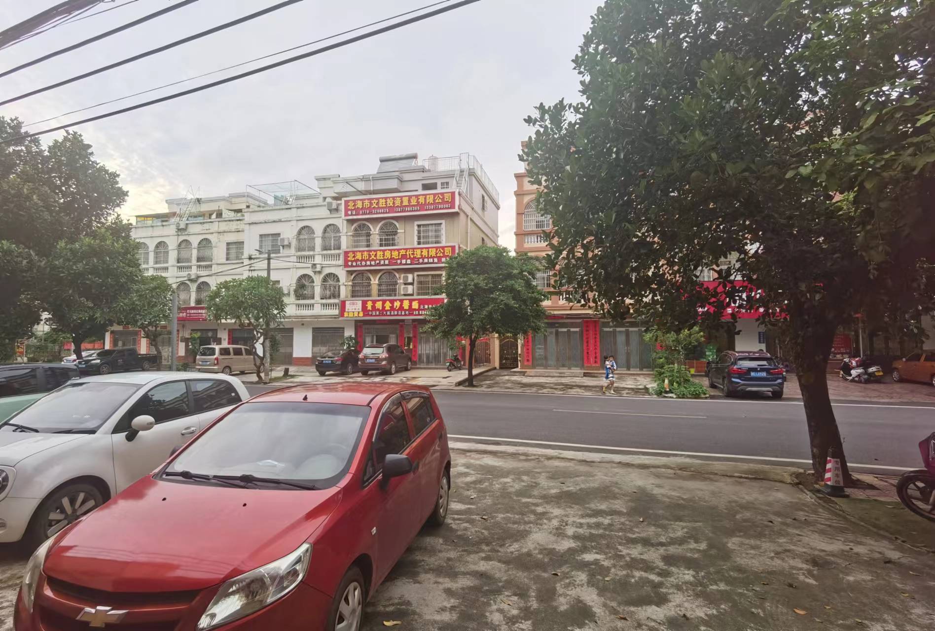 逢时花园一线铺面出租可停4.5台车